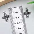 Coppia di ciondoli a croce argentati con motivi floreali, misura di circa 25mm - Croce Argento Antico 19x14mm