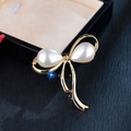 Élégante broche nœud dorée avec deux perles en poire et des strass étincelants - Broche Nœud Papillon (023)