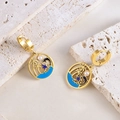 Boucles d'oreilles marines dorées avec palmier, dauphin et perles sur fond de pierre - Boucles d'oreilles