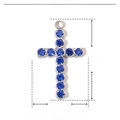 Dettaglio del ciondolo a croce in acciaio inox argento con zirconi blu e misure - Croce in Zirconia Blu Argento