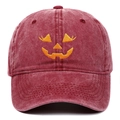 Détail de la broderie de citrouille d'Halloween sur une casquette en coton bordeaux - Taille unique / Bordeaux
