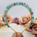 Detail eines handgefertigten Kristall-Stirnbands mit grünen und lila Natursteinen auf Golddraht - Grüner Fluorit Golddraht Gold Stirnband