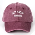 Détail de la texture en coton du bonnet de baseball avec imprimé SHIT SHOW - Bordeaux