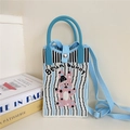 Détail du sac bandoulière tricoté à rayures bleues avec motif lapin rose et bandoulière - 8 Sac de téléphone-Lapin à pois