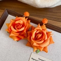 Elegantes pendientes de flores de rafia naranja vibrante con agujas de plata de ley - Naranja
