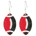 Dettaglio di orecchini da rugby in acrilico glitterato rosso e nero con ganci - Glitter Rosso Nero Bianco (Gancio Argentato)