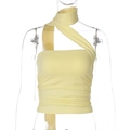 Detailweergave van de gele strapless tube top met een zachte halssjaal op een mannequin - S / Geel