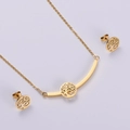 Dettaglio macro del set gioielli albero della vita dorato con pendente e orecchini - Oro