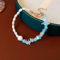 Dettaglio del bracciale con cristalli blu e perline di conchiglia bianca con chiusura argento - Bracciale - Blu Bianco