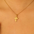 Detailopname van gouden kruishanger met getextureerde afwerking aan een metalen ketting - Goud (4741)