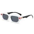 Gafas de sol modernas con montura blanca y negra, detalles rojos y lentes grises - Montura Blanca Lente Gris Oscuro