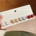 Primo piano di quattro paia di eleganti orecchini a perno in bianco, oro, grigio e rosso - Perno in Argento S925/Perla di Imitazione / Set di 4 Paia di Orecchini a Perla (Bianco/Caffè/Grigio/Rosso)