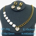 Conjunto de joyas de corazón dorado con perlas blancas y circonitas en expositor - Conjunto Dorado