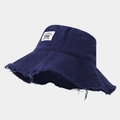 Dettaglio cappello bucket blu navy con bordi sfrangiati e toppa con logo Brooklyn - Taglia unica / Blu navy