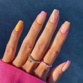 Unghie finte French gialle e rosa con glitter su unghie lunghe di forma quadrata - Stile a Onda Francese Rosa Giallo (JP2259)
