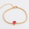 Detail van een rode hartvormige edelsteen armband met zirkonia en vergulde ketting - Rood