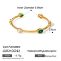 Bracelet jonc ouvert doré martelé en acier inoxydable avec zircons verts et blancs - Jonc Ouvert Martelé avec Zirconiums Verts et Blancs (JDB2406012)