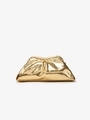 Detailopname van de gouden metallic cloud clutch met geplooide oppervlaktestructuur - Gouden Metaaltextuur