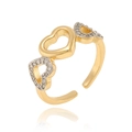 Detailaufnahme eines vergoldeten offenen Rings mit drei Herzen und Zirkonia-Einlagen - Einstellbar Offen / Herzform Dekoration Stil (J1537)