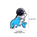 Vue détaillée du pin's émaillé astronaute sur dauphin avec dimensions et poids précis - Style Astronaute Baleine
