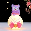 Luce notturna volpe viola LinaBell su sfera luminosa con decorazione a fiocco rosa - Luce Notturna del Carillon a Manovella (999-10) / Volpe Viola