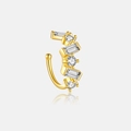 Detailansicht einer goldenen S925 Silber Ohrmanschette mit eckigen und runden Zirkonia-Steinen - 925er Silber / 18K Gold Weißer Stein