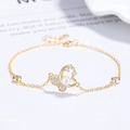 Pulsera mariposa de plata 925 dorada con perlas y pequeños diamantes en fondo blanco - Plata 925 / Dorado