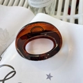 Primer plano de pinza de pelo ovalada ámbar marrón con acabado de resina brillante - Aprox 7cm / Marrón Rojizo Brillante