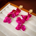 Orecchini a nappa con petali rosso rosa e finitura foglia oro su espositore bianco - Stile Nappa a Fiore Rosso Scuro (Perno in Argento S925)