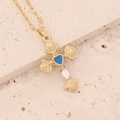 Collier croix dorée avec relief de rose et pendentif cœur bleu sur fond de pierre - Bleu foncé