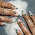 Faux ongles amande avec motifs étoiles vert foncé et petits strass argentés brillants - Type à Colle