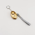 Dettaglio dell'allarme di sicurezza personale dorato con torcia e anello portachiavi - Oro