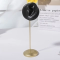 Kreativer Ohrringständer aus schwarzem Silikon mit goldenem Metallstab und Standfuß - Linkes Ohr Schwarz Einzelstück