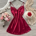 Eleganter burgunderroter Satin-Schlafrock mit Spitze und Spaghettiträgern am Bügel - S / Rot