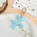 Porte-clés chien ballon bleu perle avec un fermoir mousqueton en métal doré - Bleu Lait Irisé
