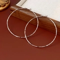 Primer plano de pendientes de aro plateados con una textura de metal martillado única - Poste de pendiente de plata - Plata - 6cm