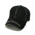 Vue détaillée des bords usés et de la broderie sur la casquette en coton noir délavé - M (56-58cm) / Noir