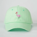 Dettaglio del berretto da baseball verde menta con ricamo fenicottero rosa sul davanti - Taglia unica / verde chiaro
