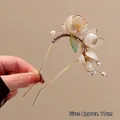 Épingle à cheveux en U avec fleurs en céramique blanche, feuilles vertes et perles dorées - Trois Fleurs avec Feuilles Vertes (201) / 11cm