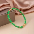 Details eines grünen Emaille-Bambusarmbands mit Vergoldung und sicherem Druckverschluss - Grün