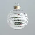 Transparente 6cm Weihnachtskugel mit weißen Glitzerstreifen, Kiefernnadeln und roten Beeren - 8cm Rote Beere Kiefernnadel Horizontaler Streifen Stil