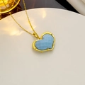 Elegante goldene Herz-Halskette mit facettiertem blauem Stein auf einem Display - Blaues Herz (326)