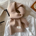 Sciarpa a maglia beige albicocca con etichetta emo su camicia bianca e giacca - Cammello