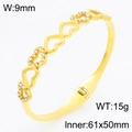 Bracciale rigido a cuore dorato in acciaio inox con cristalli, 9mm larghezza e 61x50mm interno - Stile Cuore Svuotato Micro-diamante(KB210750-KSZ)