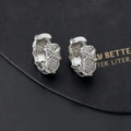 Dettaglio macro di orecchini a cerchio argento con zirconi pavé e design a croce - Stile a Cerchio Argento a Incrocio (O)