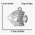 Vue macro d'un pendentif poisson en acier 304 montrant les dimensions 1,7 cm et le poids - Forme de poisson en acier inoxydable / Argenté