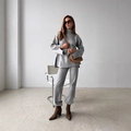Pull en maille grise à col montant avec poignets fendus et jean en denim gris clair - S / Gris