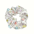 Dettaglio dello scrunchie pasquale in raso bianco con motivi di conigli e uova colorati - Bianco Coniglio Cartone Animato Uovo