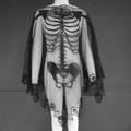 Detail van de zwarte kanten skeletmantel met wit bottenpatroon voor Halloweenfeest - 145X145CM Groot / Zwart