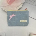 Hellblaue Denim-Münzbörse mit rosa Schleifen-Detail und sicherem Reißverschluss - Hellblau